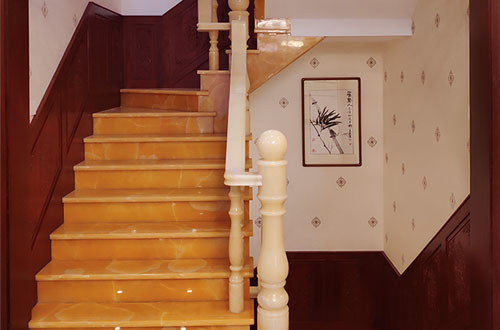 安徽中式别墅室内汉白玉石楼梯的定制安装装饰效果