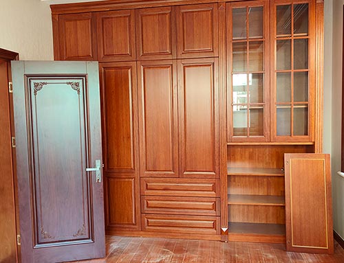 安徽中式家庭装修里定制的实木衣柜效果图